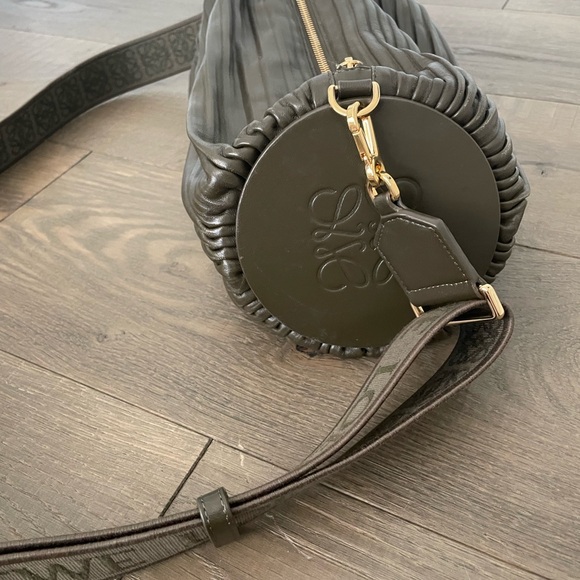 Loewe Olive Green bracelet bag with Adjustable crossbody Strap - Picture 5 of 7